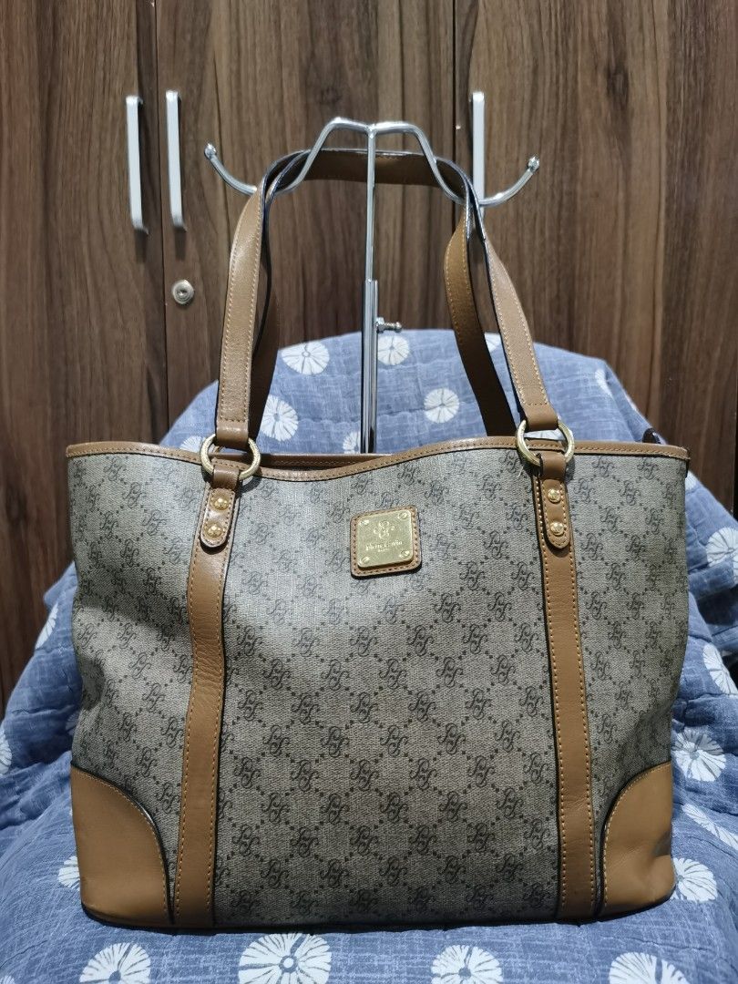 PIERRE CARDIN (Category: Tote Bags) located in Bacolod City. Submitted by mzb06 (Listing ID 1466882003, Image 1). Description: TITE BAG, COMBINATION OF LEATHER & PVC MATERIAL. WITH CODE INSIDE.SPACIOUS 3 INNER COMPARTMENT. DETAILED PICTURES POSTED FOR REFERENCE..