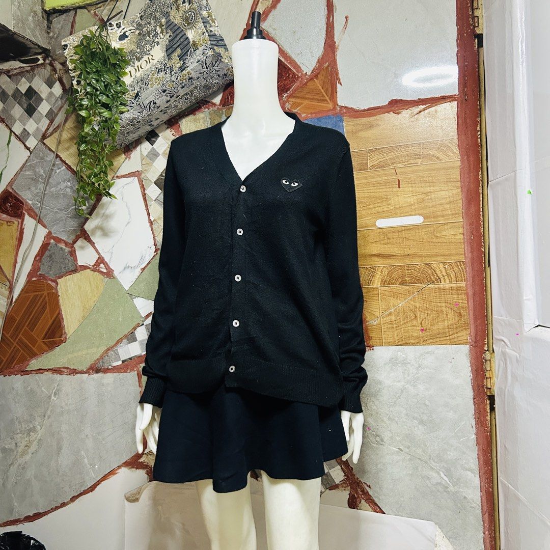 Play x cdg cardigan (Category: Luxury Apparel) located in Baguio. Submitted by kckc_luxury (Listing ID 1466908427, Image 1). Description: 🌸 TINY PINK SPOTS ARE LENS DAMAGE, NOT CLOTH STAINS ————————— ❗️KINDLY READ BEFORE MAKING AN OFFER❗️ LISTING DETAILS size:M width x length (inches):22x25 condition: EXCELLENT --- MOP: Gcash / BPI MOD: J&T / JRS LOCATION: Baguio City --- NOTE: • Manage your expectations • Photos did not go under any edit but co