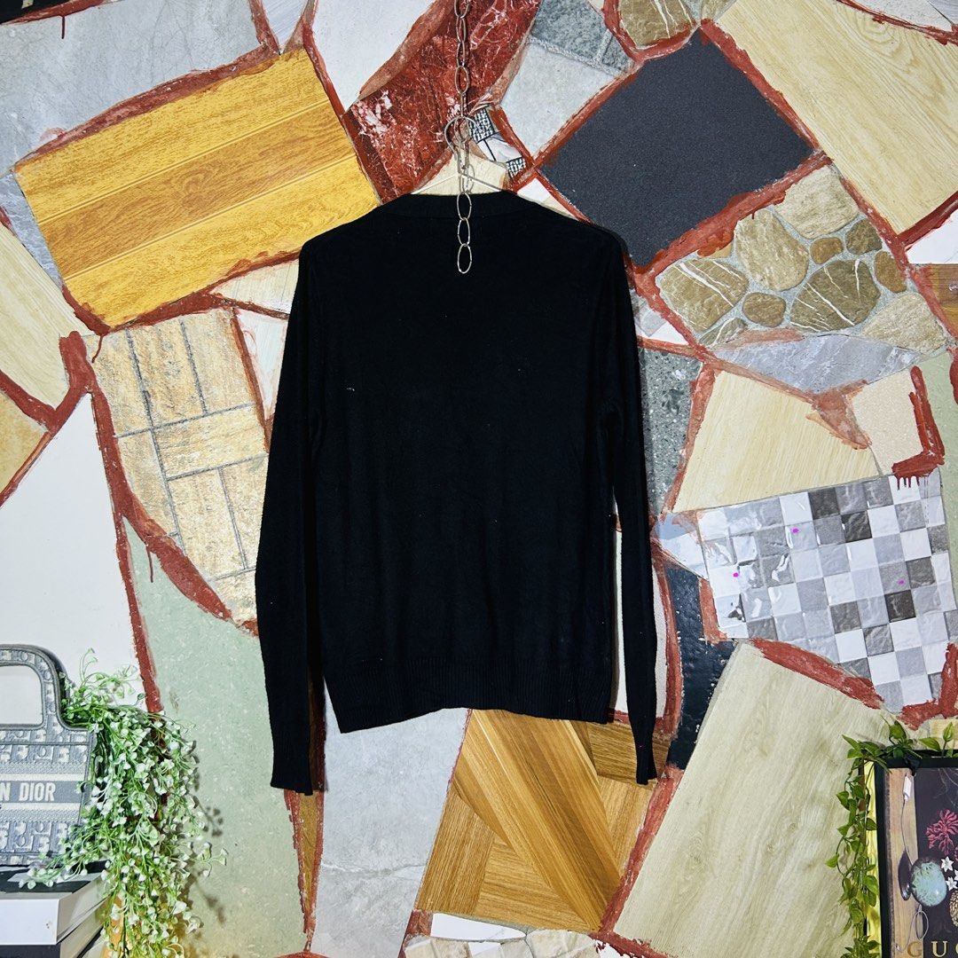 Play x cdg cardigan (Category: Luxury Apparel) located in Baguio. Submitted by kckc_luxury (Listing ID 1466908427, Image 3). Description: 🌸 TINY PINK SPOTS ARE LENS DAMAGE, NOT CLOTH STAINS ————————— ❗️KINDLY READ BEFORE MAKING AN OFFER❗️ LISTING DETAILS size:M width x length (inches):22x25 condition: EXCELLENT --- MOP: Gcash / BPI MOD: J&T / JRS LOCATION: Baguio City --- NOTE: • Manage your expectations • Photos did not go under any edit but co