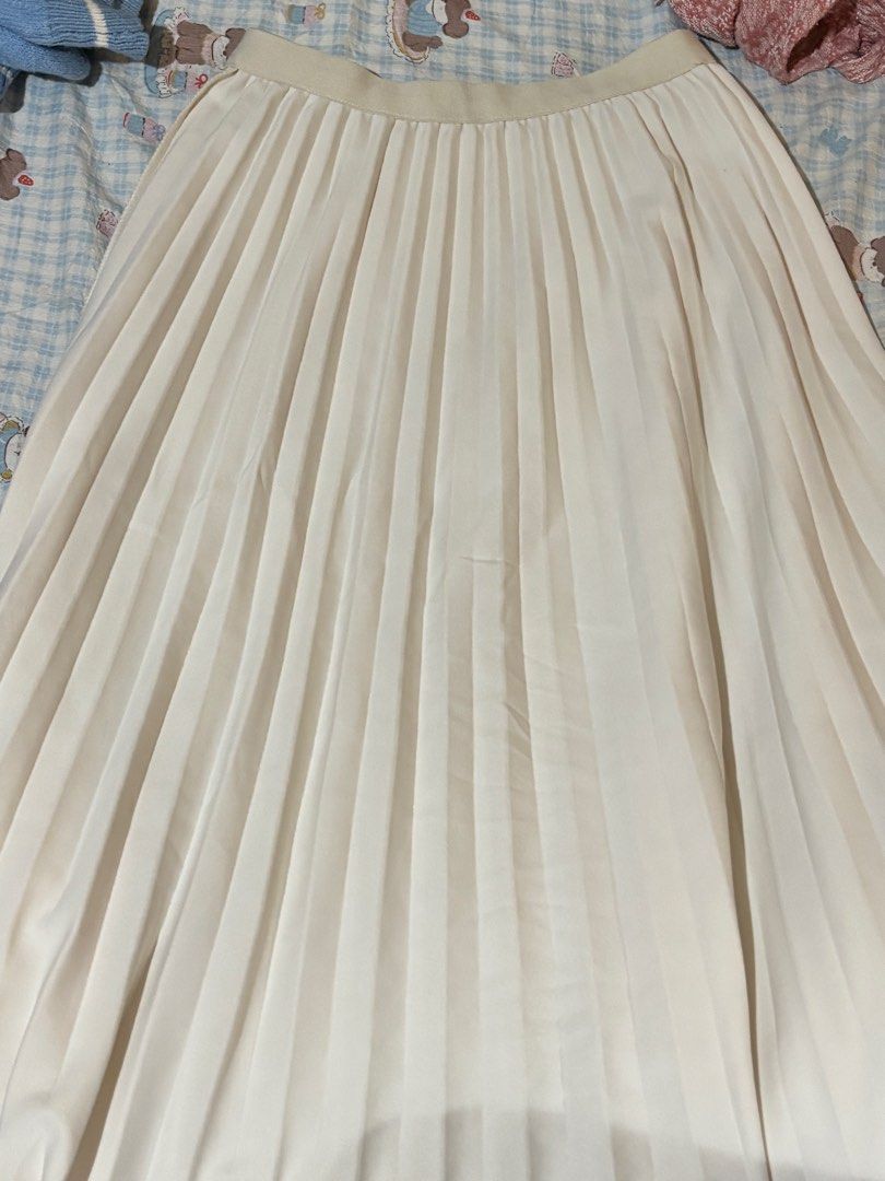 Pleated Long Midi-maxi Skirt (Category: Skirts) located in Paranaque City. Submitted by lovemarie.clo (Listing ID 1466884283, Image 1). Description: - used once - elastic waistband - free size.