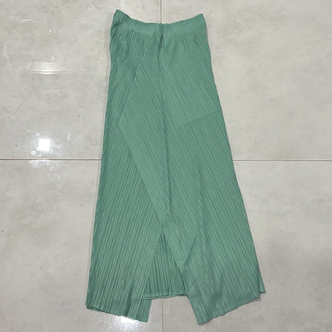 Pleats please issey miyake pants (Category: Luxury Apparel) located in Cebu City. Submitted by florianmiral (Listing ID 1466821856, Image 3). Description: Pleats please issey miyake pants Excellent condition Free size W 12.5 L 35.