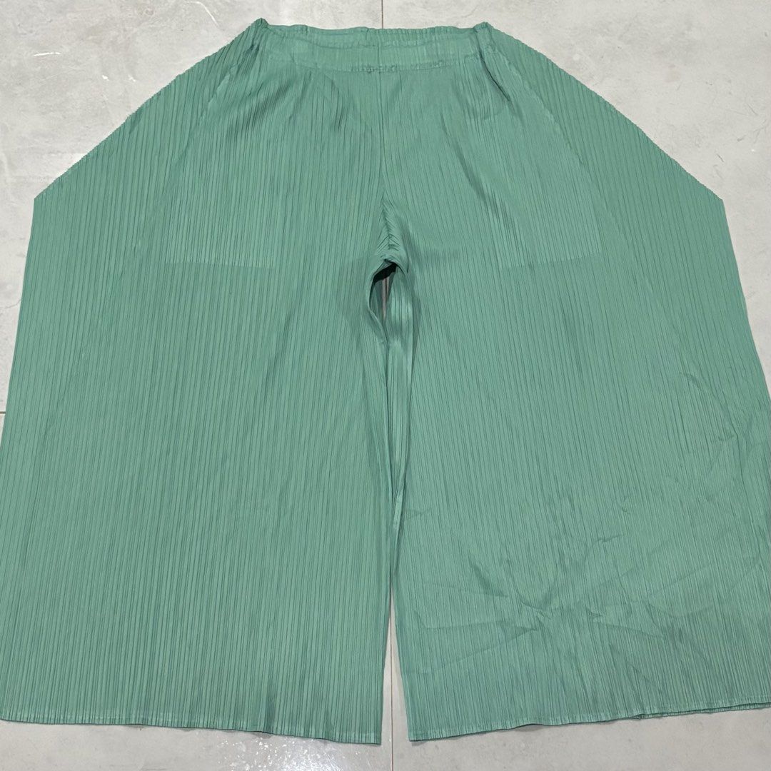 Pleats please issey miyake pants (Category: Luxury Apparel) located in Cebu City. Submitted by florianmiral (Listing ID 1466821856, Image 1). Description: Pleats please issey miyake pants Excellent condition Free size W 12.5 L 35.
