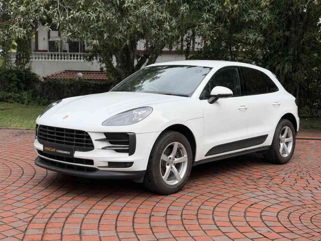 Porsche Macan PDK 2.0 (A) (Category: Used Cars) located in Singapore. Submitted by vincar_pre-owned (Listing ID 1466818569, Image 2). Description: 1 owner agent low mileage unit! Early Batch of the Facelifted Macan II Variant. 2.0L Turbocharged Engine for a Powerful and Responsive Drive, yet fuel efficient with low Road Tax! Consignment Unit. Contact us today to arrange a viewing at the V1NCAR Pre-Owned Showroom now! Features: 2.OL turbo charged 