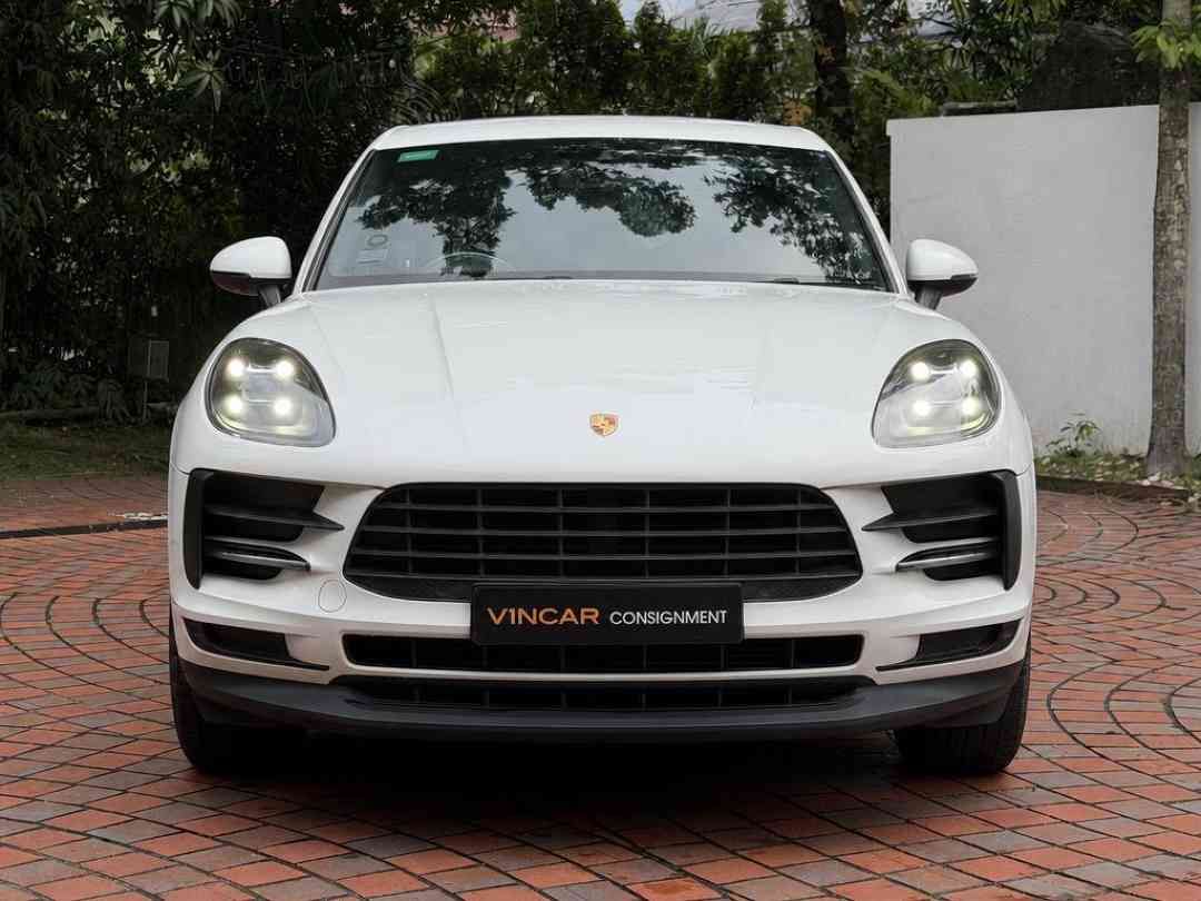 Porsche Macan PDK 2.0 (A) (Category: Used Cars) located in Singapore. Submitted by vincar_pre-owned (Listing ID 1466818569, Image 1). Description: 1 owner agent low mileage unit! Early Batch of the Facelifted Macan II Variant. 2.0L Turbocharged Engine for a Powerful and Responsive Drive, yet fuel efficient with low Road Tax! Consignment Unit. Contact us today to arrange a viewing at the V1NCAR Pre-Owned Showroom now! Features: 2.OL turbo charged 