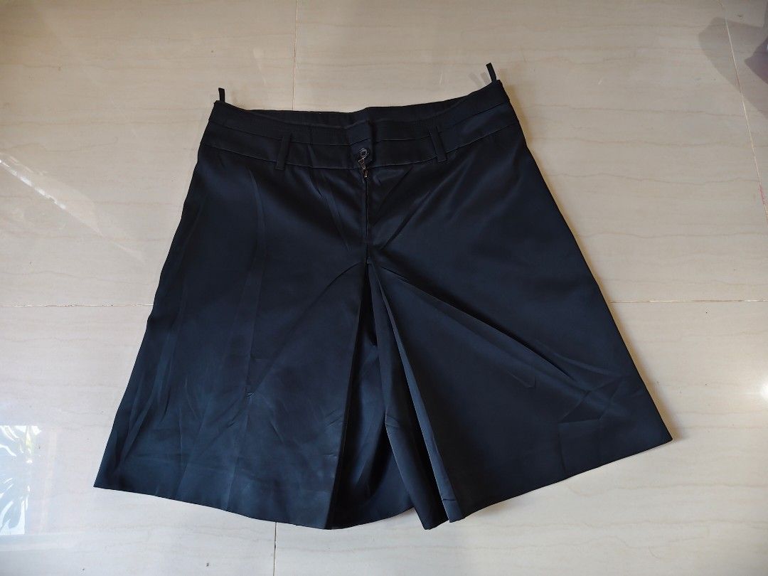 Prada Nylon Wide Leg Short (Authentic) (Category: Shorts) located in Iloilo. Submitted by branded-boy0422_16 (Listing ID 1466838683, Image 1). Description: W: 30-31 L: 19 LO : 19 Good as new No issue.