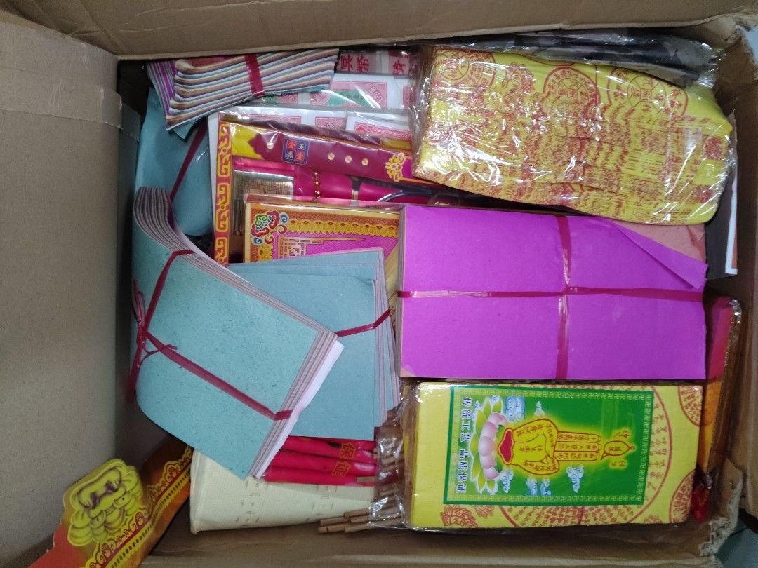 Prayers items (Category: Others) located in Kuala Lumpur. Submitted by pigeon_82 (Listing ID 1466784253, Image 3). Description: all chinese prayers items 2box.