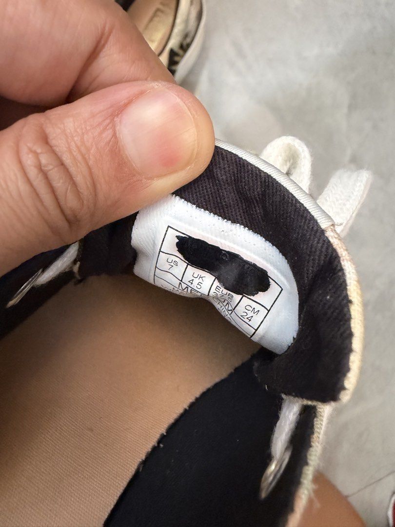 Preloved (Category: Sneakers) located in Trece Martires City. Submitted by katrina_0814 (Listing ID 1466797817, Image 3). Description: Size 7.