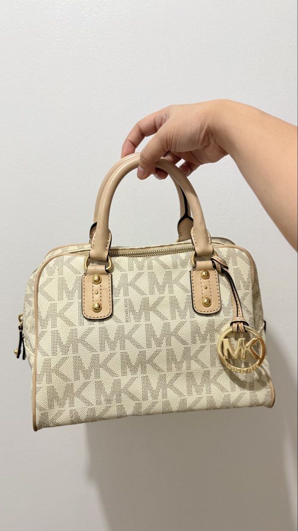Preloved Bags (Category: Luxury Bags & Wallets) located in Malabon City. Submitted by jonaaa.xyz (Listing ID 1466933538, Image 2). Description: Bags for sale!! Pick up or shipping will do Price ranges from ₱1800-₱3500 only. Direct message nyo ko sa price ng bag na gusto nyo 🙂 Happy shopping!👜👜 📍Tonsuya, Malabon City.