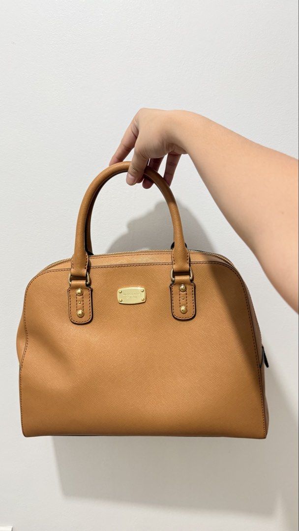 Preloved Bags (Category: Luxury Bags & Wallets) located in Malabon City. Submitted by jonaaa.xyz (Listing ID 1466933538, Image 3). Description: Bags for sale!! Pick up or shipping will do Price ranges from ₱1800-₱3500 only. Direct message nyo ko sa price ng bag na gusto nyo 🙂 Happy shopping!👜👜 📍Tonsuya, Malabon City.