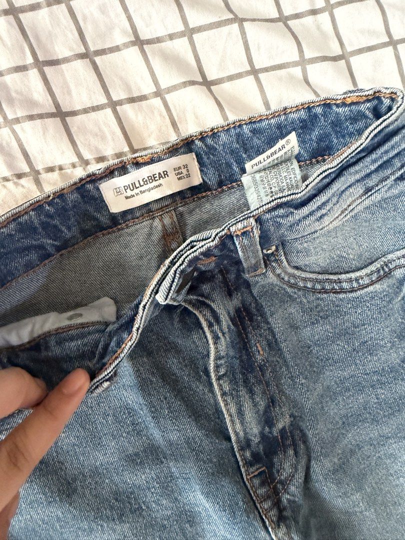 Pull & Bear Mom Jeans (Category: Jeans) located in Quezon City. Submitted by pinkyswearshop (Listing ID 1466813831, Image 3). Description: .