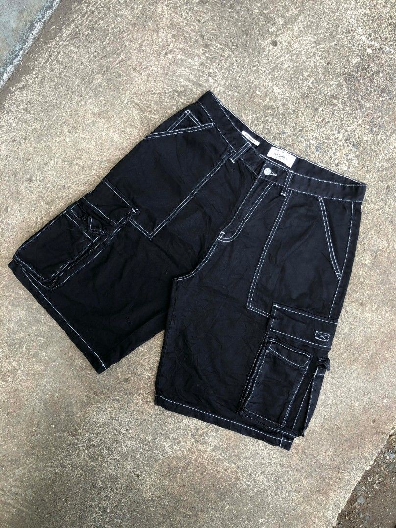 Pull & Bear Skater Fit Cargo Shorts Black Size 34 (Category: Shorts) located in Sipalay. Submitted by yon.thrifter (Listing ID 1466774669, Image 2). Description: - Brand: Pull & Bear - Style: Skater fit cargo shorts with contrast white stitching - Color: Black - Size: USA 34 / EUR 44 / MEX 34 - Features: Multiple side utility pockets, button closure, and belt loops - Origin: Made in Bangladesh - Condition: Excellent / Ready to wear.