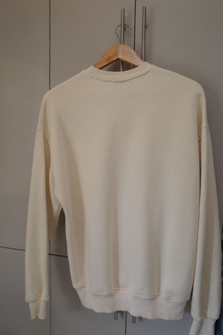 Pull and Bear Sweater (Category: Hoodies) located in Taguig. Submitted by arajabati29836 (Listing ID 1466791997, Image 2). Description: .