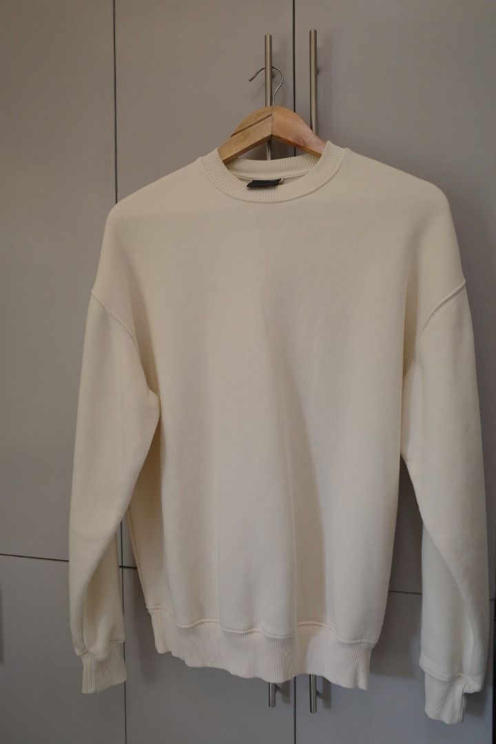 Pull and Bear Sweater (Category: Hoodies) located in Taguig. Submitted by arajabati29836 (Listing ID 1466791997, Image 1). Description: .
