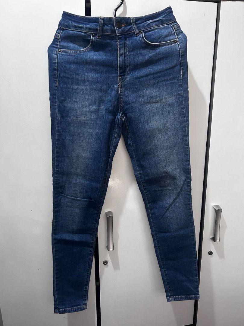 Pull&Bear High-Waisted Skinny Jeans (Category: Jeans) located in Pasig City. Submitted by ladyleslieisletavelarde4902 (Listing ID 1466910968, Image 1). Description: Essential everyday denim featuring a flattering high-rise waist and a comfortable, curve-hugging skinny fit. Brand: Pull&Bear Tag Size: EUR 36 / US 04 / MEX 26 Recommended Fit: Fits XS to Small (W25–W26 comfortably) Color/Wash: Medium-to-Dark Vintage Blue Wash with subtle fading Purch