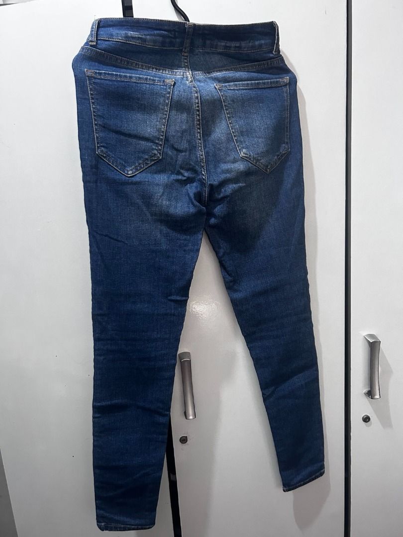 Pull&Bear High-Waisted Skinny Jeans (Category: Jeans) located in Pasig City. Submitted by ladyleslieisletavelarde4902 (Listing ID 1466910968, Image 2). Description: Essential everyday denim featuring a flattering high-rise waist and a comfortable, curve-hugging skinny fit. Brand: Pull&Bear Tag Size: EUR 36 / US 04 / MEX 26 Recommended Fit: Fits XS to Small (W25–W26 comfortably) Color/Wash: Medium-to-Dark Vintage Blue Wash with subtle fading Purch