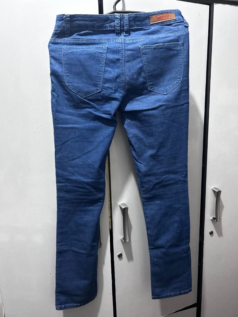 RED JEANS Medium Wash Stretch Jeans (Category: Jeans) located in Pasig City. Submitted by ladyleslieisletavelarde4902 (Listing ID 1466915145, Image 2). Description: Brand: RED JEANS Size: Tag Medium (M) Color: Medium Blue Wash Fit: Mid-Rise Stretch Skinny Purchase direct from store. MOP: Gcash / Bank Transfer Delivery: SF shouldered by buyer .