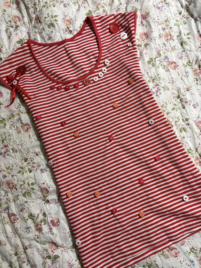 Red Striped Buttoned Top (Category: Sleeveless) located in Muntinlupa City. Submitted by herellas0504 (Listing ID 1466901968, Image 2). Description: Red Striped Buttoned Top Mine: 350 | Lock: 450 ———————————— size: xs-med (best fit s-m) no issue cutiee sm!.