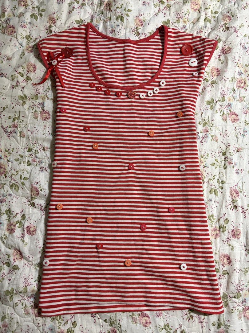 Red Striped Buttoned Top (Category: Sleeveless) located in Muntinlupa City. Submitted by herellas0504 (Listing ID 1466901968, Image 1). Description: Red Striped Buttoned Top Mine: 350 | Lock: 450 ———————————— size: xs-med (best fit s-m) no issue cutiee sm!.