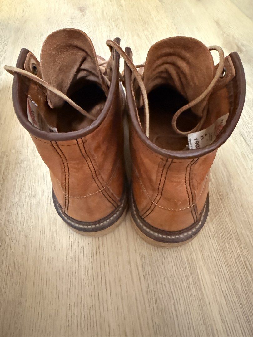 Red Wing 1907 未換過底 （分類：靴）位於 Hong Kong。 由 fung2655 提交（商品編號 1466884457，圖片 4）。簡介： Red Wing 1907 經典男裝皮靴，啡色皮革，USA製，size US 8 / EUR 41。皮質靚有質感，鞋底正常使用痕跡。百搭易襯 已買10零年，少着，仲係原裝鞋底，有keep住上油，因覺得太細所以想放。