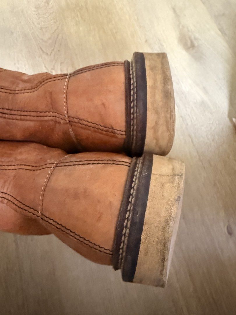 Red Wing 1907 未換過底 （分類：靴）位於 Hong Kong。 由 fung2655 提交（商品編號 1466884457，圖片 3）。簡介： Red Wing 1907 經典男裝皮靴，啡色皮革，USA製，size US 8 / EUR 41。皮質靚有質感，鞋底正常使用痕跡。百搭易襯 已買10零年，少着，仲係原裝鞋底，有keep住上油，因覺得太細所以想放。