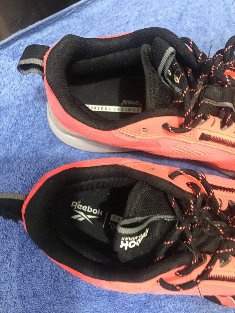 Reebok shoes sz8.5 (Category: Activewear) located in San Mateo. Submitted by quikzee (Listing ID 1466776810, Image 2). Description: Reebok shoes sz8.5.