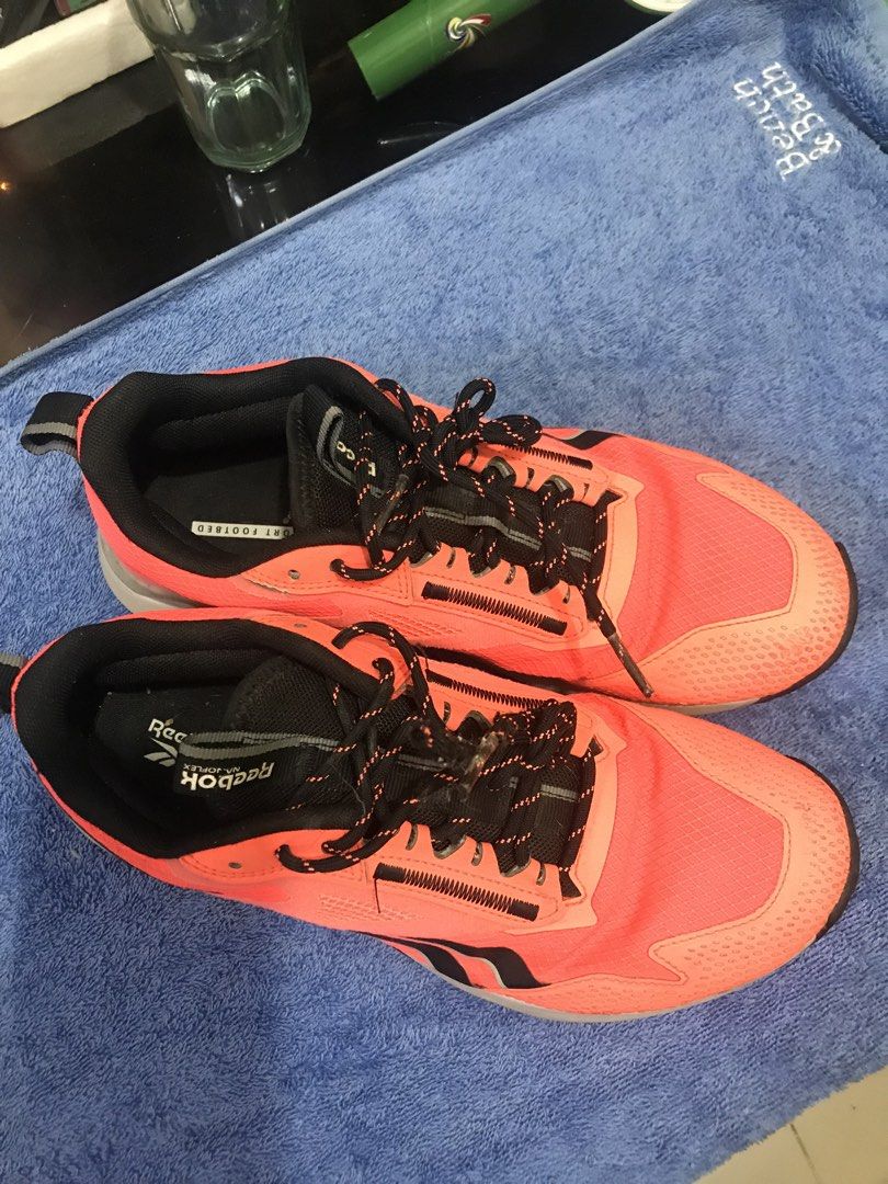 Reebok shoes sz8.5 (Category: Activewear) located in San Mateo. Submitted by quikzee (Listing ID 1466776810, Image 1). Description: Reebok shoes sz8.5.