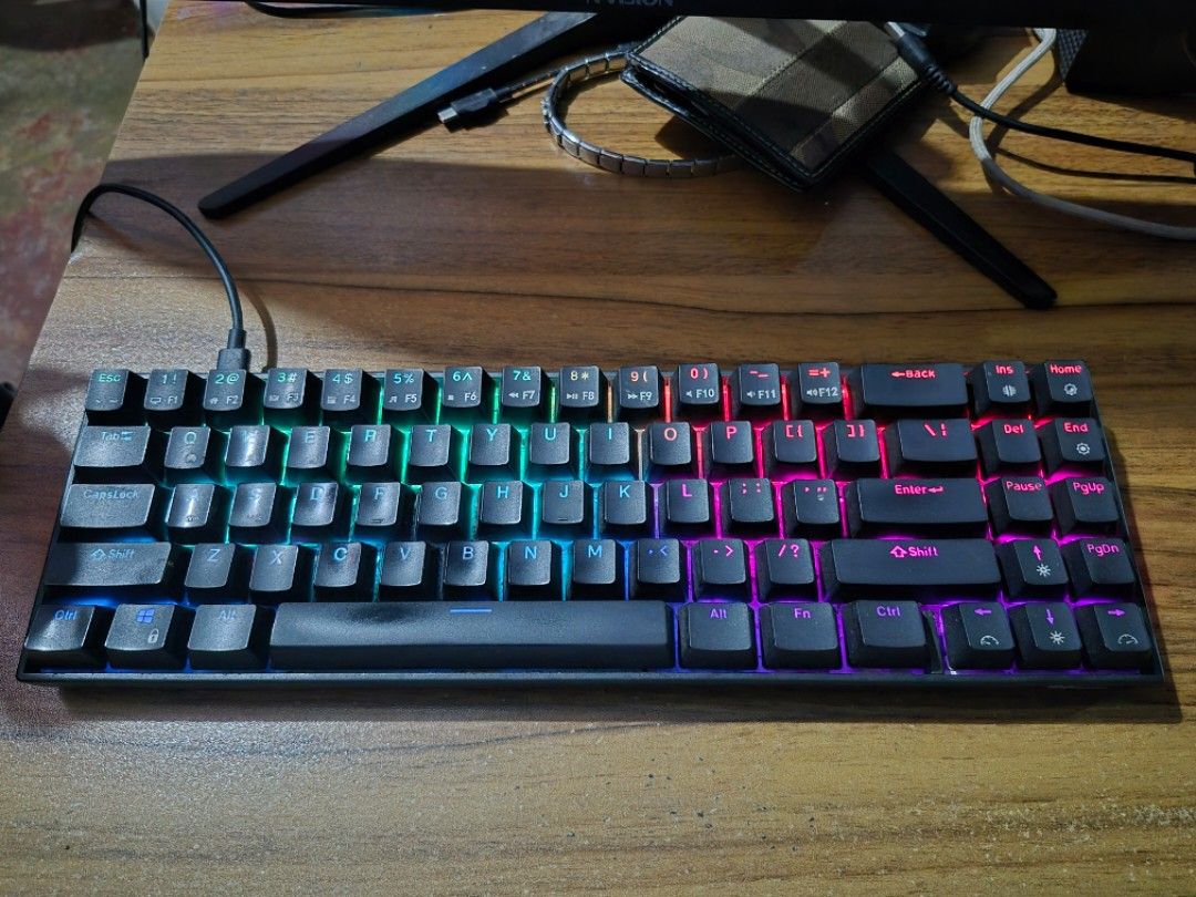 RK71 Royal Kludge (Category: Computer Keyboard) located in Quezon City. Submitted by marsowen1147373 (Listing ID 1466824317, Image 2). Description: - Color: Sleek black - Layout: Compact 68-key space-saving design - Connectivity: Wired via detachable top-left cable and Wireless Issue cap for 6 is easily removable but still attentive when typing.
