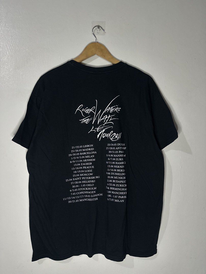 Roger waters Tour 2011 Shirt (Category: Tshirts & Polo Shirts ) located in Sarrat. Submitted by villtage (Listing ID 1466957638, Image 2). Description: -Washed and ready to wear -Dated 2011 with copyright -23x29 -Issue: HAIRLINES.