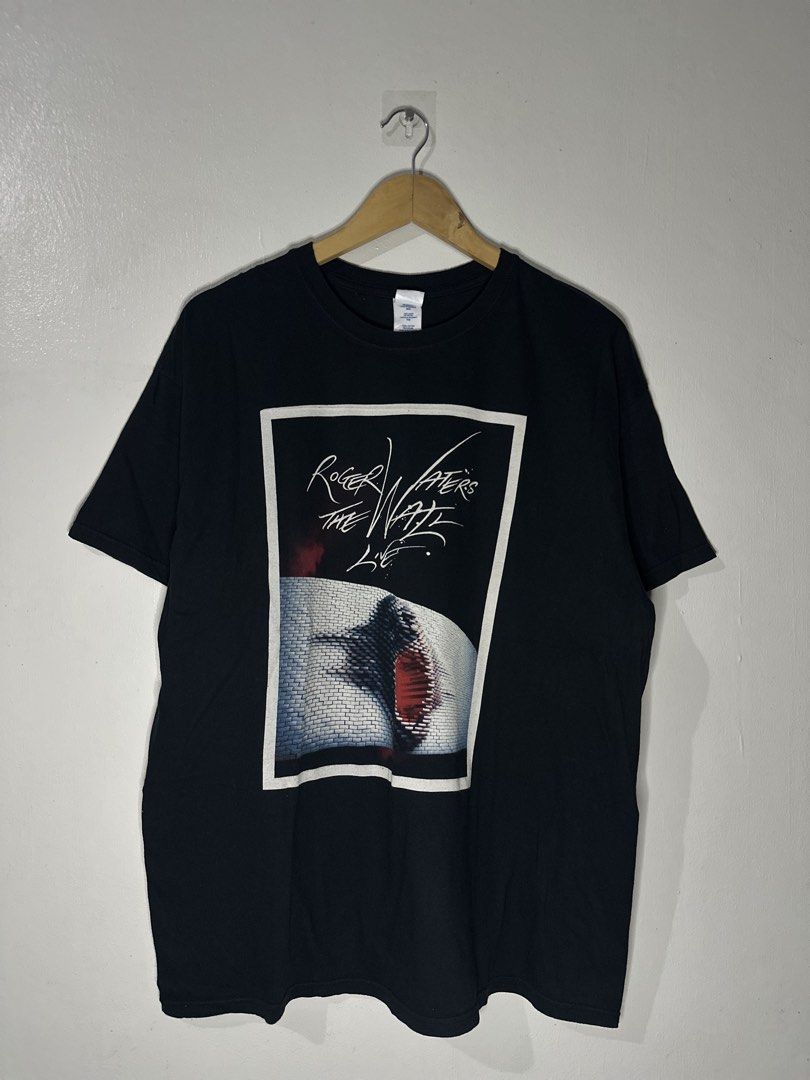 Roger waters Tour 2011 Shirt (Category: Tshirts & Polo Shirts ) located in Sarrat. Submitted by villtage (Listing ID 1466957638, Image 1). Description: -Washed and ready to wear -Dated 2011 with copyright -23x29 -Issue: HAIRLINES.