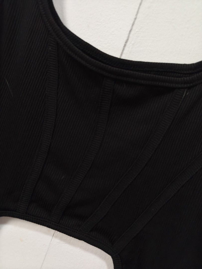 Romwe Black Ribbed Crop Top with D-Ring Straps (Category: Sleeveless) located in Antipolo. Submitted by _suspiria (Listing ID 1466778651, Image 2). Description: - Small on tag - Used once - Material: Stretchy, body-hugging ribbed knit - Design: Scoop neckline, thick tank straps, and supportive front seaming - Unique Details: Cut-out hem with two hanging straps and silver metal D-ring closures - Styling: Pairs effortlessly with high-waisted jeans 