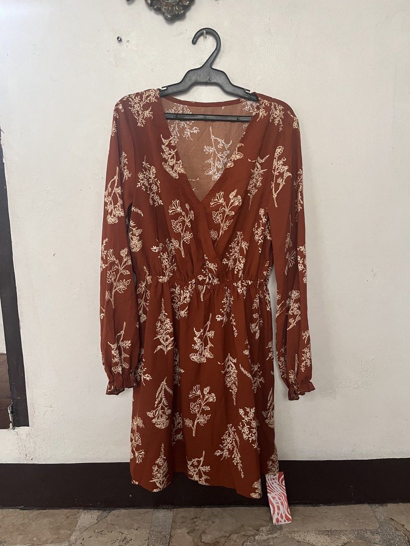 ROMWE Long Sleeve V-Neck Dress (Category: Dresses) located in Batangas. Submitted by reirei01 (Listing ID 1466969717, Image 1). Description: - Brand: ROMWE (Brand New with Tags) - Rust brown with white floral botanical print - Elastic waistband for an easy and comfortable fit - Fits up to medium frame RFS: Declutter.