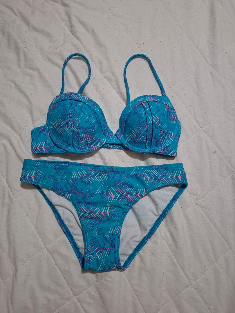 Roxy bikini set S (Category: Bikinis & Swimsuits) located in Subic. Submitted by petitecorner22 (Listing ID 1466778899, Image 1). Description: xs-small underwired.