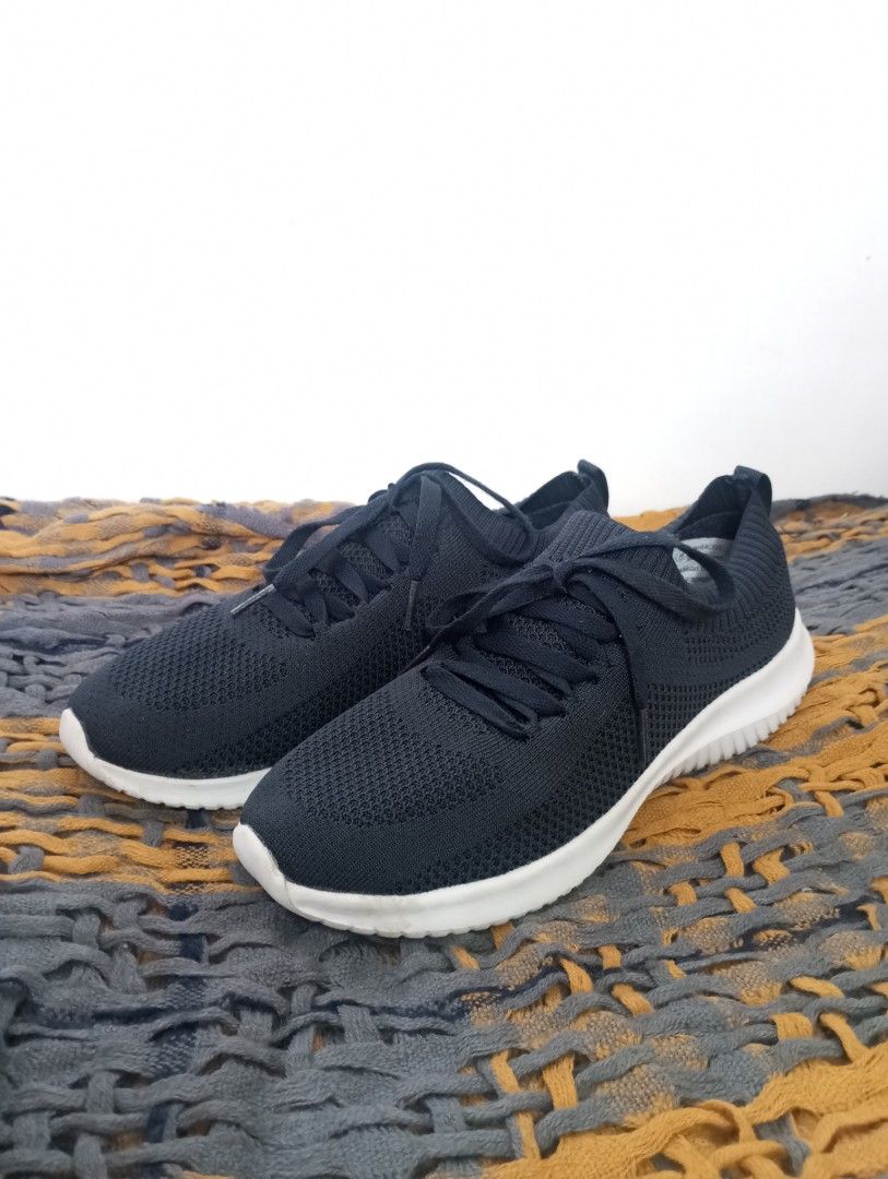 Running shoes (Category: Sneakers) located in Baguio. Submitted by Dominick_II (Listing ID 1466774166, Image 1). Description: Athletic Works mesh running shoes dark blue size : 8 US Wmns (fits 7 US mens) 6 UK / 39.5 EU / 24.5 CM *Pull tabs at the heels for easy wear *Ideal for comfortable daily runs and casual walks Php 700 only.