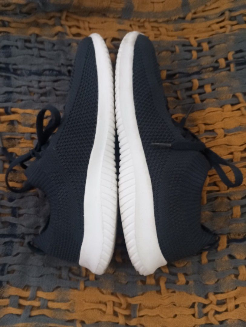 Running shoes (Category: Sneakers) located in Baguio. Submitted by Dominick_II (Listing ID 1466774166, Image 3). Description: Athletic Works mesh running shoes dark blue size : 8 US Wmns (fits 7 US mens) 6 UK / 39.5 EU / 24.5 CM *Pull tabs at the heels for easy wear *Ideal for comfortable daily runs and casual walks Php 700 only.