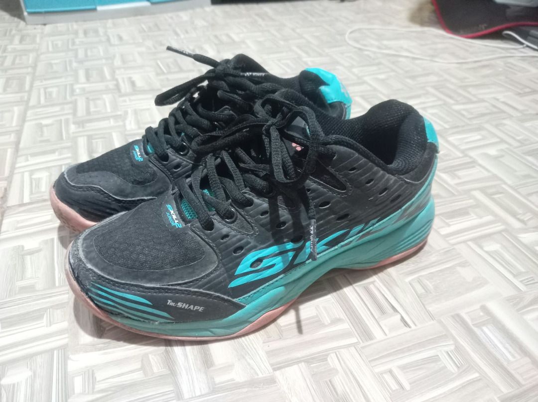 (RUSH SALE‼️)Yonex Tour Skill 2 Junior (Category: Sneakers) located in Moalboal. Submitted by josephjohn47897 (Listing ID 1466855331, Image 2). Description: Yonex Tour Skill 2 Junior!(price negotiable) the front is a little torn but still usable! no box original bought in SM Cebu city as is please manage your expectations since this is used item! buy at your own risk! message me for any questions or inquiries! rfs:need funds and not used .