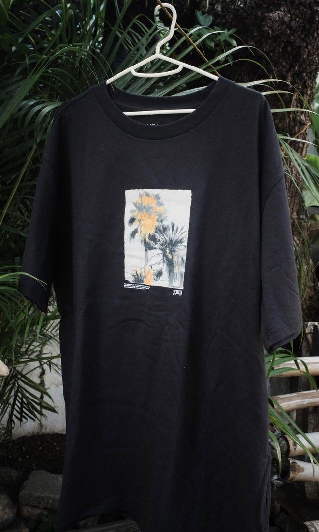RVCA Palm T-Shirt (Category: Tshirts & Polo Shirts ) located in Cebu City. Submitted by declutterbarbie_ (Listing ID 1466833235, Image 1). Description: - Brand: RVCA - Color: Black - Size: X-Large (XL) - Fit: Relaxed fit with classic crew neck - Design: Palm tree graphic print on the chest - Condition: Great casual piece for daily wear and rotation - Shipping or meet-up options available across the Philippines.
