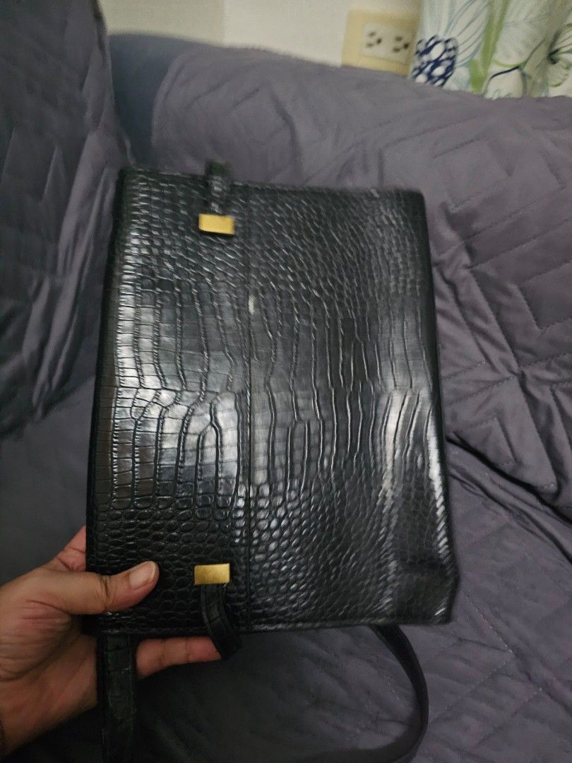 Saint Laurent Manhattan Small Baguette (Category: Shoulder Bags) located in Manila. Submitted by shopaholicmimi (Listing ID 1466957216, Image 2). Description: 📍preloved with minor flaws (please see photos) croc not ergo, legacy, vintage, soho, saddle, zoe, carly, eastwest, patchwork, rare, canvas, signature, laurel, hobo, kili, rare, coach.