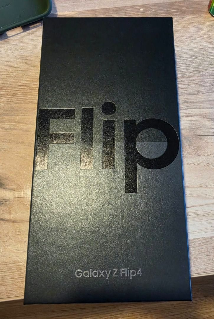Samsung Flip 4 (Category: Samsung) located in Quezon City. Submitted by lebrovista23 (Listing ID 1466789504, Image 2). Description: Samsung Flip 4 256gb with Orig Samsung case with box use with care issue May flaw sa lcd .
