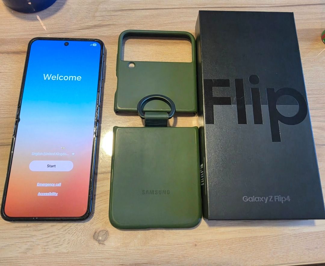 Samsung Flip 4 (Category: Samsung) located in Quezon City. Submitted by lebrovista23 (Listing ID 1466789504, Image 1). Description: Samsung Flip 4 256gb with Orig Samsung case with box use with care issue May flaw sa lcd .