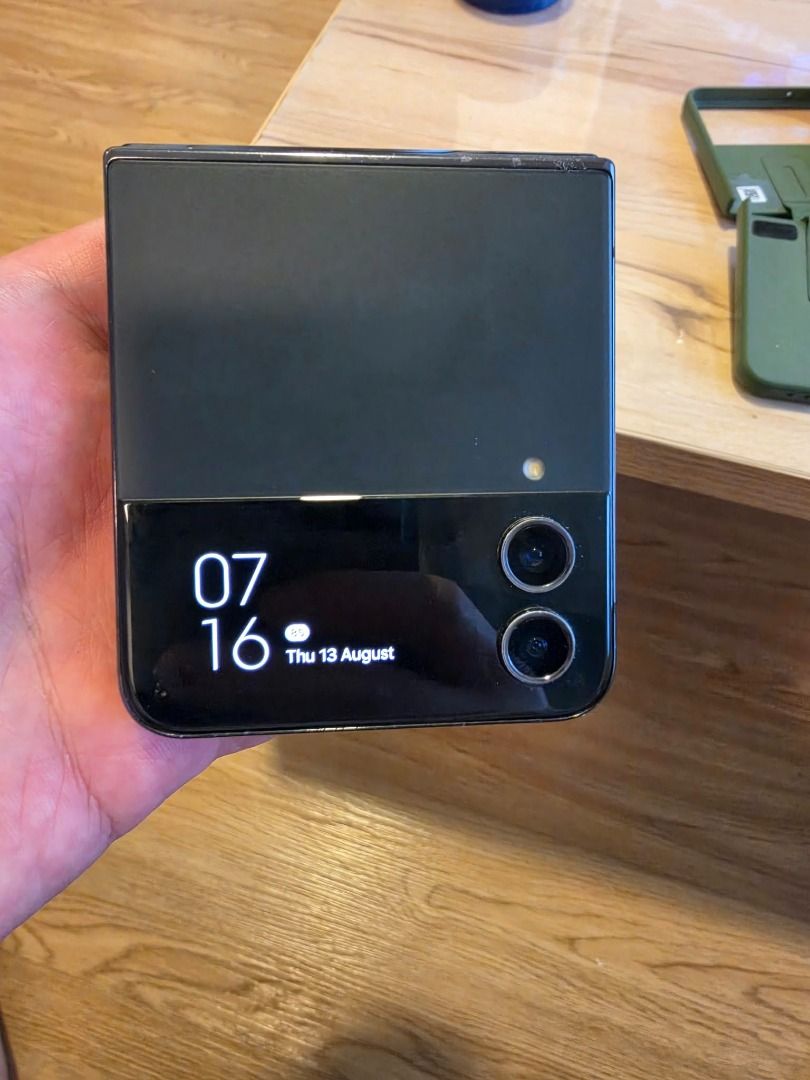 Samsung Flip 4 (Category: Samsung) located in Quezon City. Submitted by lebrovista23 (Listing ID 1466789504, Image 3). Description: Samsung Flip 4 256gb with Orig Samsung case with box use with care issue May flaw sa lcd .