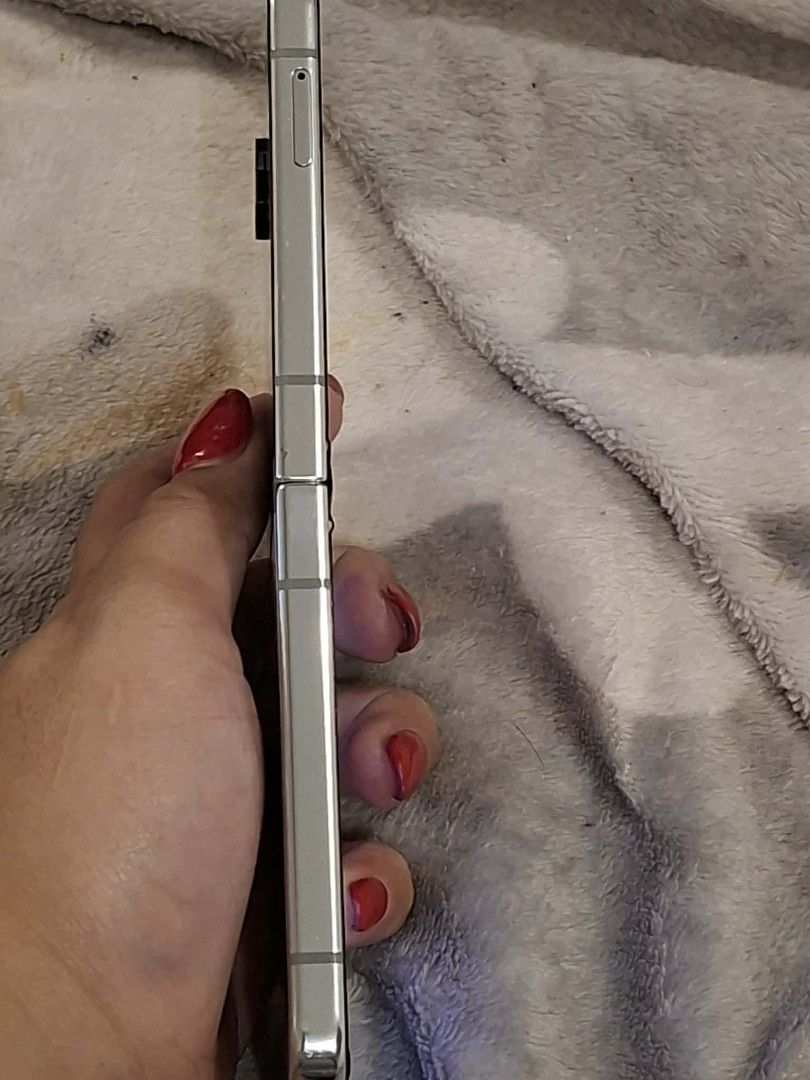 Samsung flip 5 (Category: Samsung) located in Dasmarinas. Submitted by klasique.luxxe (Listing ID 1466868811, Image 3). Description: 12,000 fixed 8/128 Dual sim (e-sim yung isa) KVariant Normal signs of use and natanggal lang yung lining rubber BUT ALL WORKING. SMOOTH NA SMOOTH. Hindi masyado din halata yung folding marks. 🥰 FIXED PRICE Meet up only Vistamall, Dasmarinas, Cavite..