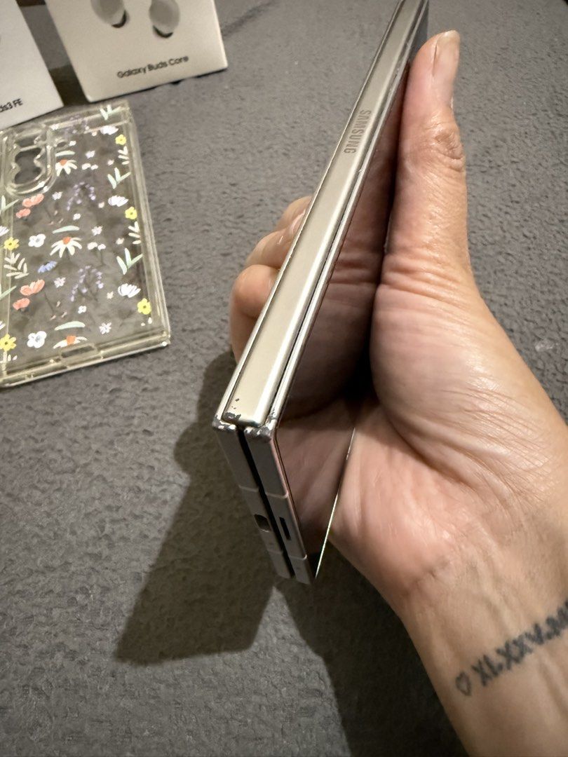 Samsung Galaxy Fold 7 (512GB/Openline/NTC) (Category: Samsung) located in San Pedro. Submitted by cathy_paras (Listing ID 1466785851, Image 3). Description: 📱 SAMSUNG GALAXY Z FOLD7 512GB — FOR SALE ✨ 512GB Storage ✨ Openline / Factory Unlocked 🇵🇭 NTC Registered ✨ Brand New Samsung 25W Power Adapter 🎧 Samsung Galaxy Buds3 FE 🎧 Samsung Galaxy Buds Core 📦 Original Box Misplaced ⚠️ CONDITION DISCLOSURE: May peeling/chips sa side/frame near the