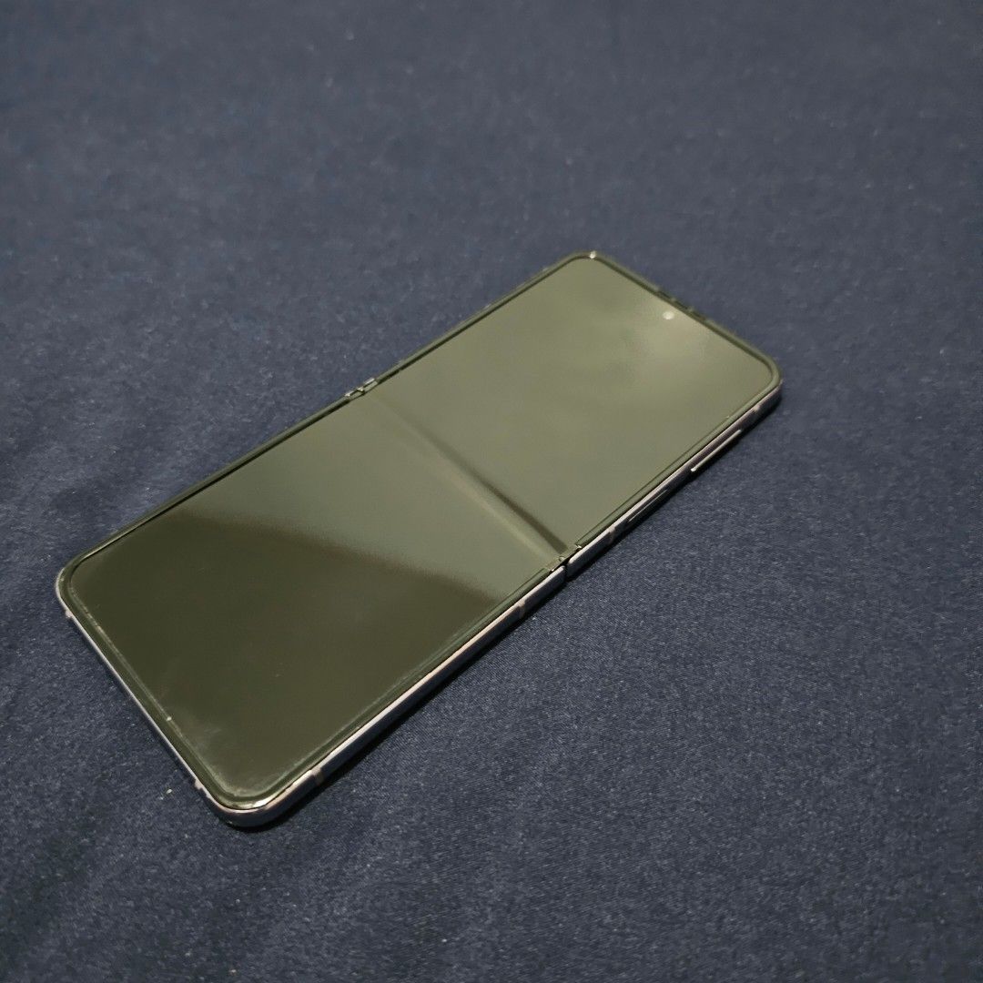 Samsung Galaxy Z Flip 4 (Category: Samsung) located in Quezon City. Submitted by reply_1982 (Listing ID 1466822143, Image 3). Description: - Brand/Model: Samsung Galaxy Z Flip 4 - Issue: Touch issue at the bottom of the screen. No dead pixel, No black dot, No lines. - Workaround: Enable On-Screen Pointer or attach a physical mouse. - Color: Bora Purple - Inclusions: Comes with original box - Condition: Excellent physical condition as seen in phot