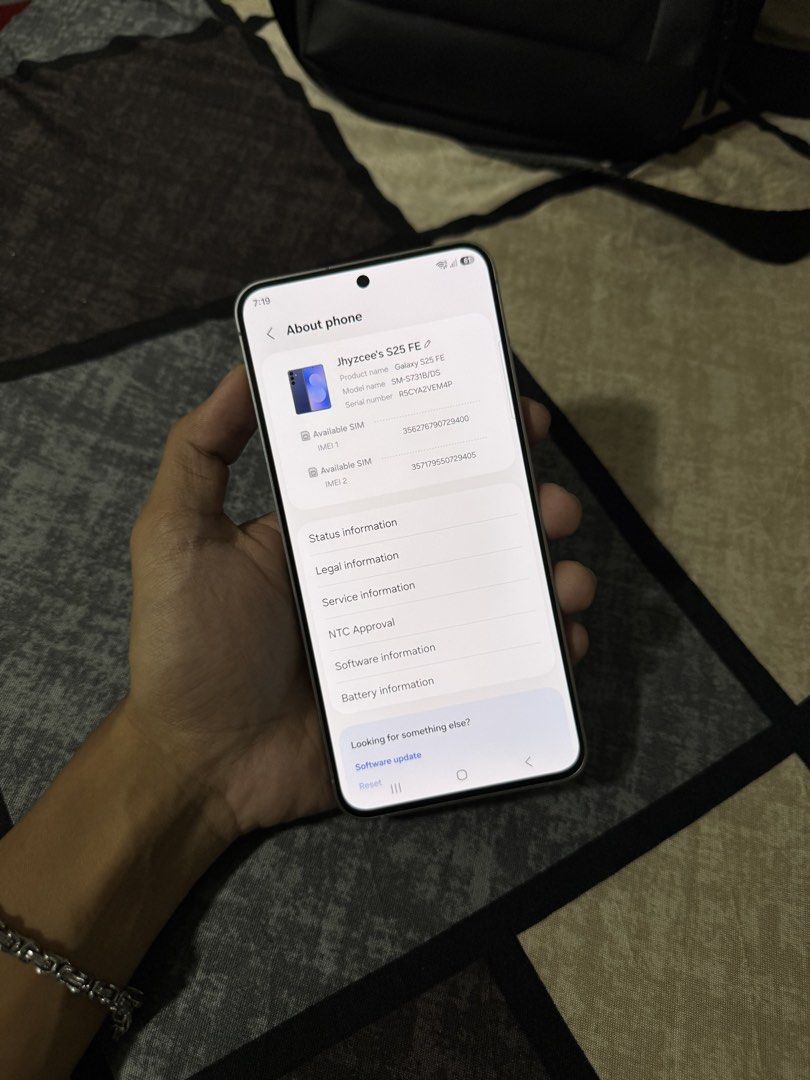 Samsung S25 FE (Category: Samsung) located in Bulacan. Submitted by radnawashere (Listing ID 1466947267, Image 2). Description: Samsung S25 FE 5G ₱25,000 Can negotiate 8/512GB Android 17, OneUI 9.0 Exynos 2400 4900mAh Battery Has minimal scratches on screen but unnoticeable when screen is open 📍SJDM, Bulacan.