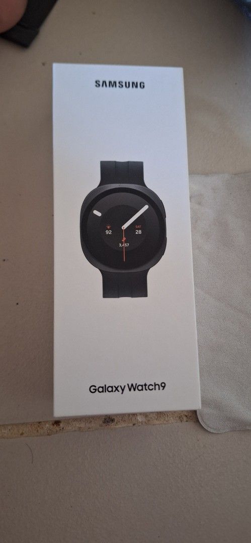 samsung watch (Category: Wearables & Smart Watches) located in Manila. Submitted by zealearth-86a12a (Listing ID 1466786525, Image 1). Description: for sale samsung watch 9 (44mm) P 13,000 good as new po i receive the item september lang north caloocan location with tempered glass since day 1 at meron na ring protector case.