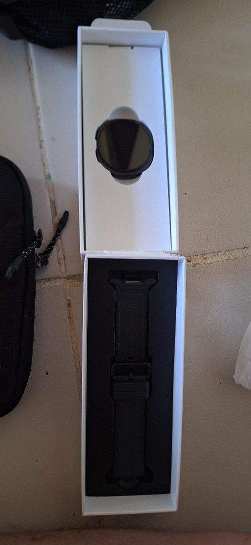 samsung watch (Category: Wearables & Smart Watches) located in Manila. Submitted by zealearth-86a12a (Listing ID 1466786525, Image 3). Description: for sale samsung watch 9 (44mm) P 13,000 good as new po i receive the item september lang north caloocan location with tempered glass since day 1 at meron na ring protector case.