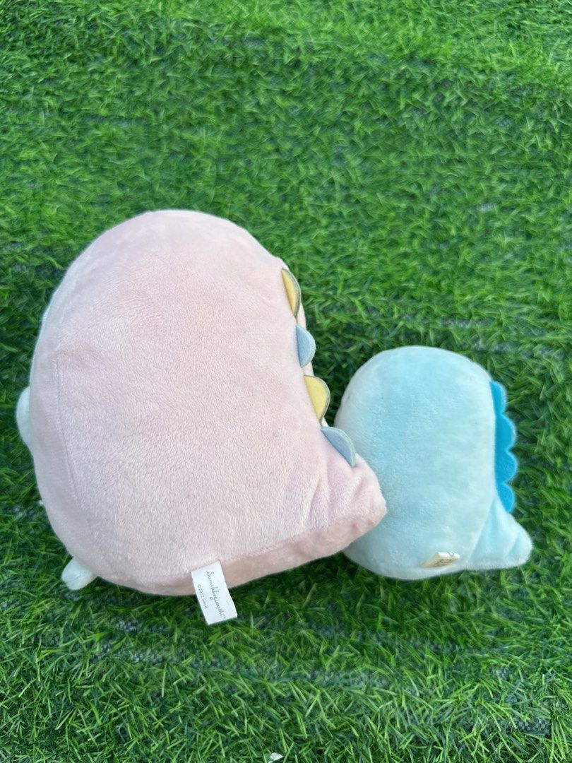 San-X Sumikkogurashi Tokage Lizard Plush Set (Category: Plushies & Soft Toys) located in Manila. Submitted by ronoarabbit.ph (Listing ID 1466878866, Image 2). Description: ❗️Need wash❗️🧼🫧 - Authentic San-X Sumikkogurashi Tokage plush toys (set of 2) - Big pink version: Medium size with cute back scales - Smaller light blue version included - Super soft fabric with adorable embroidered faces -✔️with Etiketas - Gentle use, very clean, and well-ke