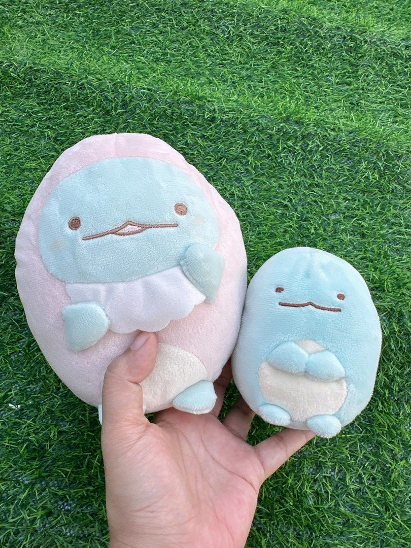 San-X Sumikkogurashi Tokage Lizard Plush Set (Category: Plushies & Soft Toys) located in Manila. Submitted by ronoarabbit.ph (Listing ID 1466878866, Image 1). Description: ❗️Need wash❗️🧼🫧 - Authentic San-X Sumikkogurashi Tokage plush toys (set of 2) - Big pink version: Medium size with cute back scales - Smaller light blue version included - Super soft fabric with adorable embroidered faces -✔️with Etiketas - Gentle use, very clean, and well-ke