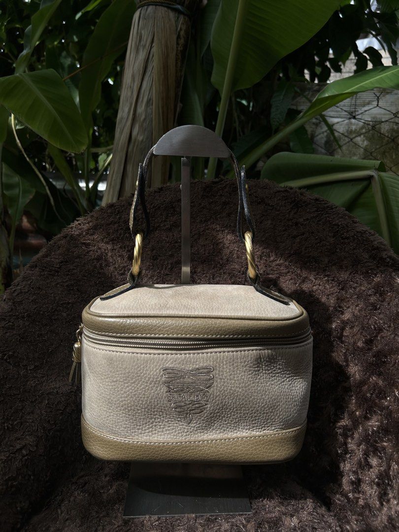 Sapaf Italy Vanity Bag (Category: Shoulder Bags) located in Naga. Submitted by helloitsk20594 (Listing ID 1466901329, Image 2). Description: 𝙎𝘼𝙋𝘼𝙁 🏷️ 𝙈𝙄𝙉𝙀: ₱600 𝑪𝒐𝒏𝒅𝒊𝒕𝒊𝒐𝒏: 10/10 condition 𝙄𝙨𝙨𝙪𝙚/𝙨: none 𝘿𝙞𝙢𝙚𝙣𝙨𝙞𝙤𝙣𝙨: 6 x 11 inches ————𝗠𝗨𝗦𝗧 𝗥𝗘𝗔𝗗!———— 📌𝙋𝙡𝙚𝙖𝙨𝙚 𝙧𝙚𝙡𝙮 𝙤𝙣 𝙩𝙖𝙜𝙨 𝙤𝙧 𝙙𝙤 𝙮𝙤𝙪 𝙤𝙬𝙣 𝙧𝙚𝙨𝙚𝙖𝙧𝙘𝙝 📌𝘼𝙪𝙩𝙝𝙚𝙣𝙩𝙞𝙘𝙞𝙩𝙮 𝙣𝙤𝙩 𝙨𝙩𝙖𝙩𝙚𝙙 𝙩𝙤 𝙖𝙫𝙤𝙞𝙙 𝙢𝙞𝙨𝙞𝙣𝙛𝙤𝙧𝙢