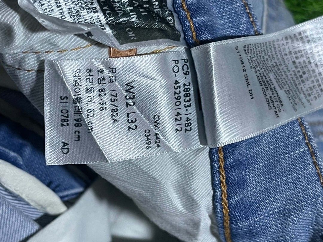 Selvedge Levi's 512 Light Wash (Category: Jeans) located in Pangantucan. Submitted by calmwhale_cb83a8 (Listing ID 1466795051, Image 3). Description: - Brand: Levi's - Size: W32 L32 - Wash: Light wash denim with trendy paint splatters - Details: Classic button fly, leather back patch, and iconic red tab - Hem: Cuffed with blue contrast lining - Condition: Durable fabric with stylish pre-existing distress - Style: Casual everyday look.